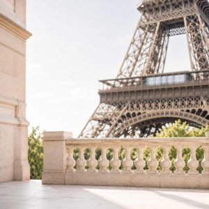 Flagship Pronuptia Paris boulevard Henri IV avec vitrines de robes de mariée et intérieur élégant